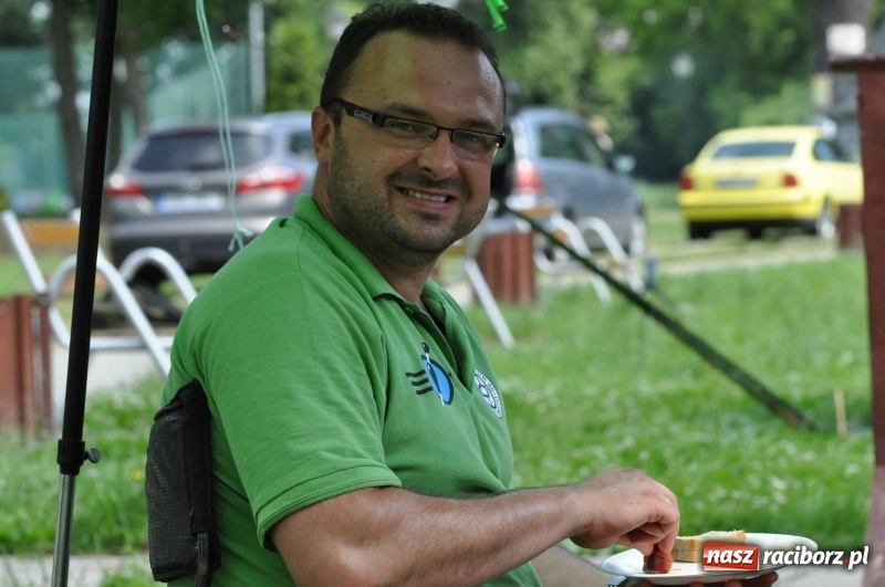 Zdjęcie w galerii na portalu naszraciborz.pl: Zawody wędkarskie na stawie w Krowiarkach. Do wygrania... dziennikarskie krzesło  wiadomości z regionu