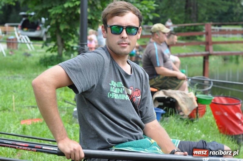 Zdjęcie w galerii na portalu naszraciborz.pl: Zawody wędkarskie na stawie w Krowiarkach. Do wygrania... dziennikarskie krzesło  wiadomości z regionu