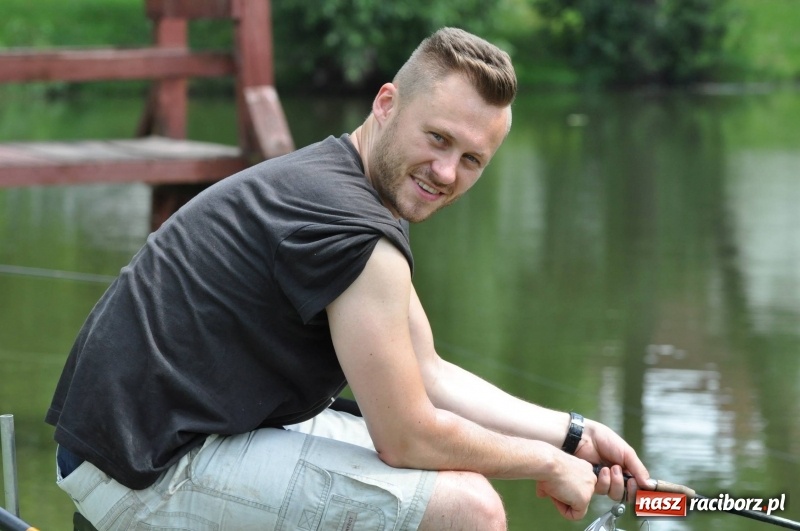 Zdjęcie w galerii na portalu naszraciborz.pl: Zawody wędkarskie na stawie w Krowiarkach. Do wygrania... dziennikarskie krzesło  wiadomości z regionu