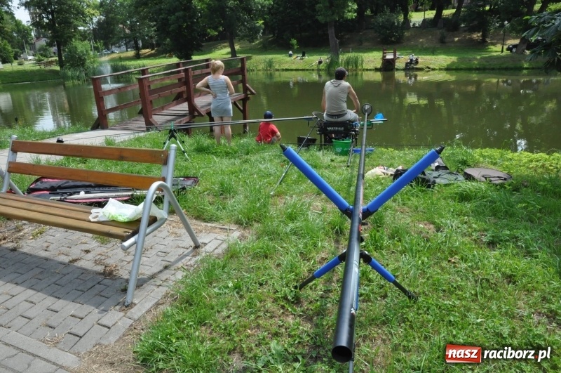 Zdjęcie w galerii na portalu naszraciborz.pl: Zawody wędkarskie na stawie w Krowiarkach. Do wygrania... dziennikarskie krzesło  wiadomości z regionu