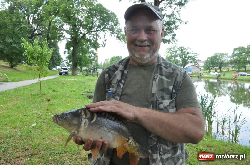 Zdjęcie w galerii na portalu naszraciborz.pl: Zawody wędkarskie na stawie w Krowiarkach. Do wygrania... dziennikarskie krzesło  wiadomości z regionu