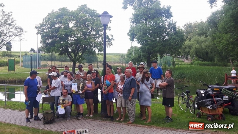 Zdjęcie w galerii na portalu naszraciborz.pl: Zawody wędkarskie na stawie w Krowiarkach. Do wygrania... dziennikarskie krzesło  wiadomości z regionu