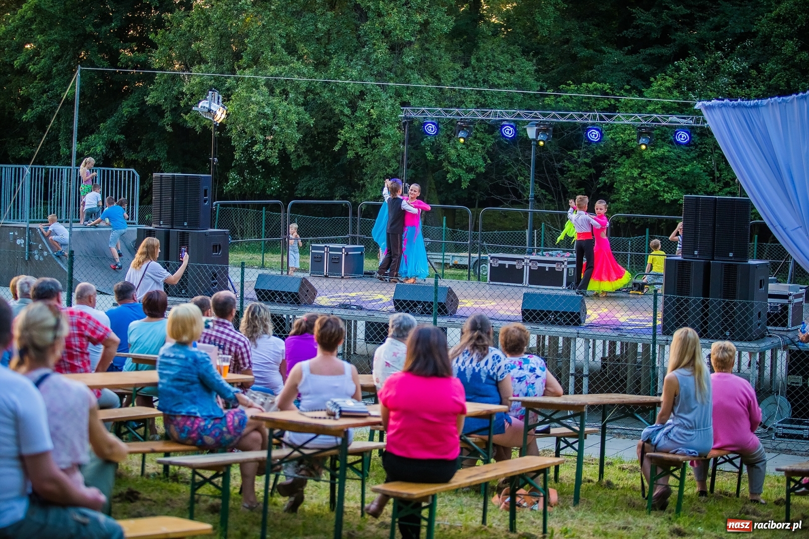 Zdjęcie w galerii na portalu naszraciborz.pl: Wianki i piosenki o miłości, czyli Noc Świętojańska w Kornicach wiadomości z regionu