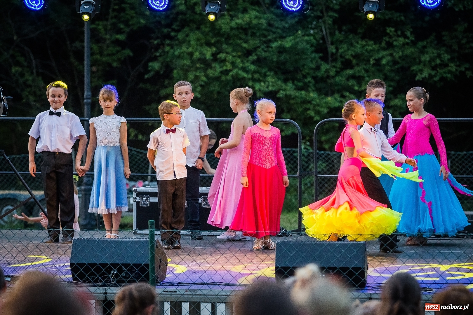 Zdjęcie w galerii na portalu naszraciborz.pl: Wianki i piosenki o miłości, czyli Noc Świętojańska w Kornicach wiadomości z regionu