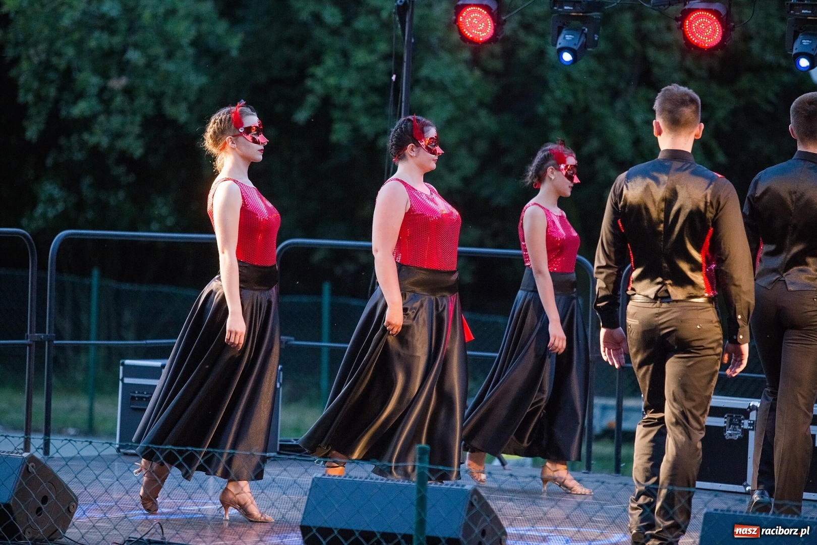 Zdjęcie w galerii na portalu naszraciborz.pl: Wianki i piosenki o miłości, czyli Noc Świętojańska w Kornicach wiadomości z regionu