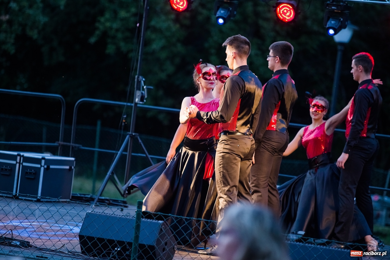 Zdjęcie w galerii na portalu naszraciborz.pl: Wianki i piosenki o miłości, czyli Noc Świętojańska w Kornicach wiadomości z regionu