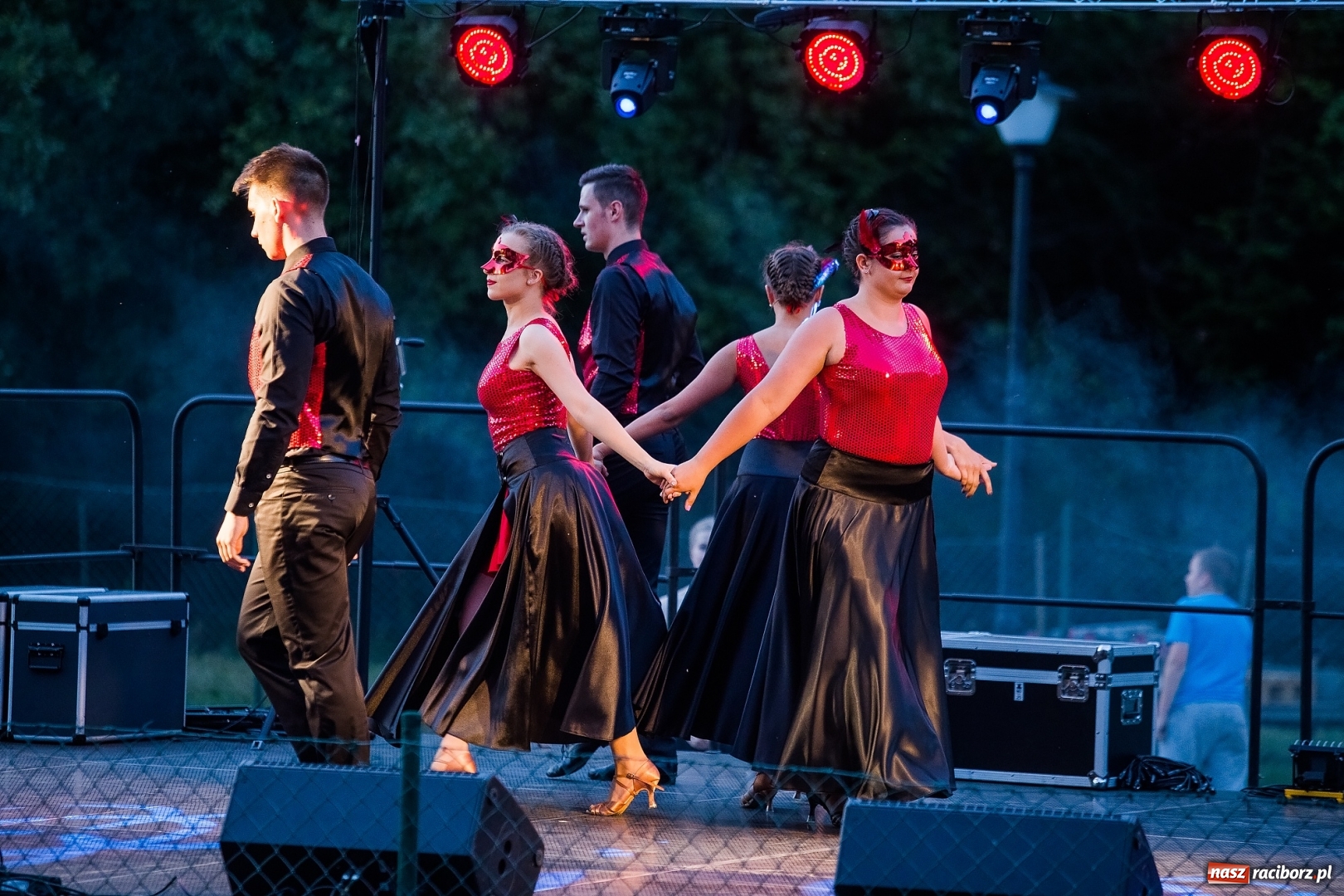 Zdjęcie w galerii na portalu naszraciborz.pl: Wianki i piosenki o miłości, czyli Noc Świętojańska w Kornicach wiadomości z regionu