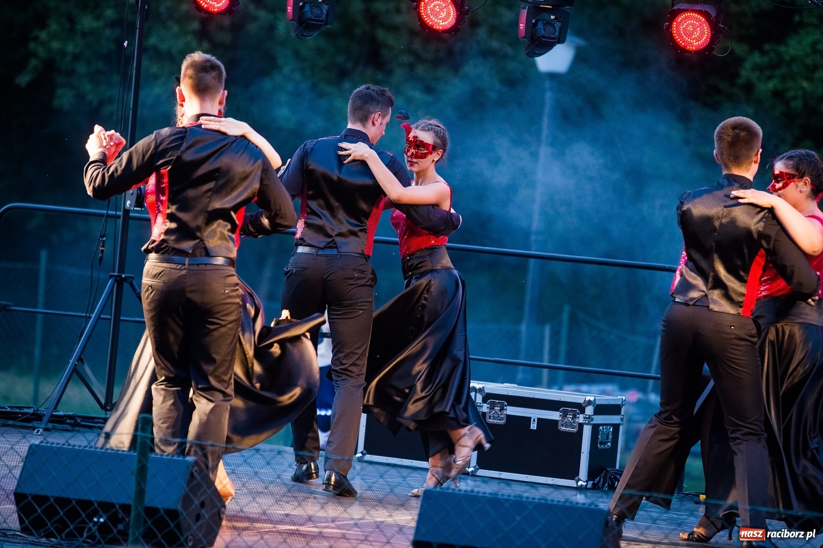 Zdjęcie w galerii na portalu naszraciborz.pl: Wianki i piosenki o miłości, czyli Noc Świętojańska w Kornicach wiadomości z regionu