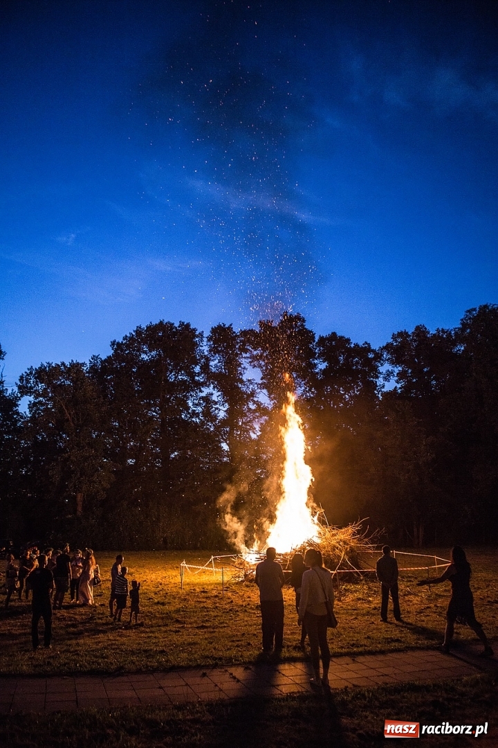 Zdjęcie w galerii na portalu naszraciborz.pl: Wianki i piosenki o miłości, czyli Noc Świętojańska w Kornicach wiadomości z regionu