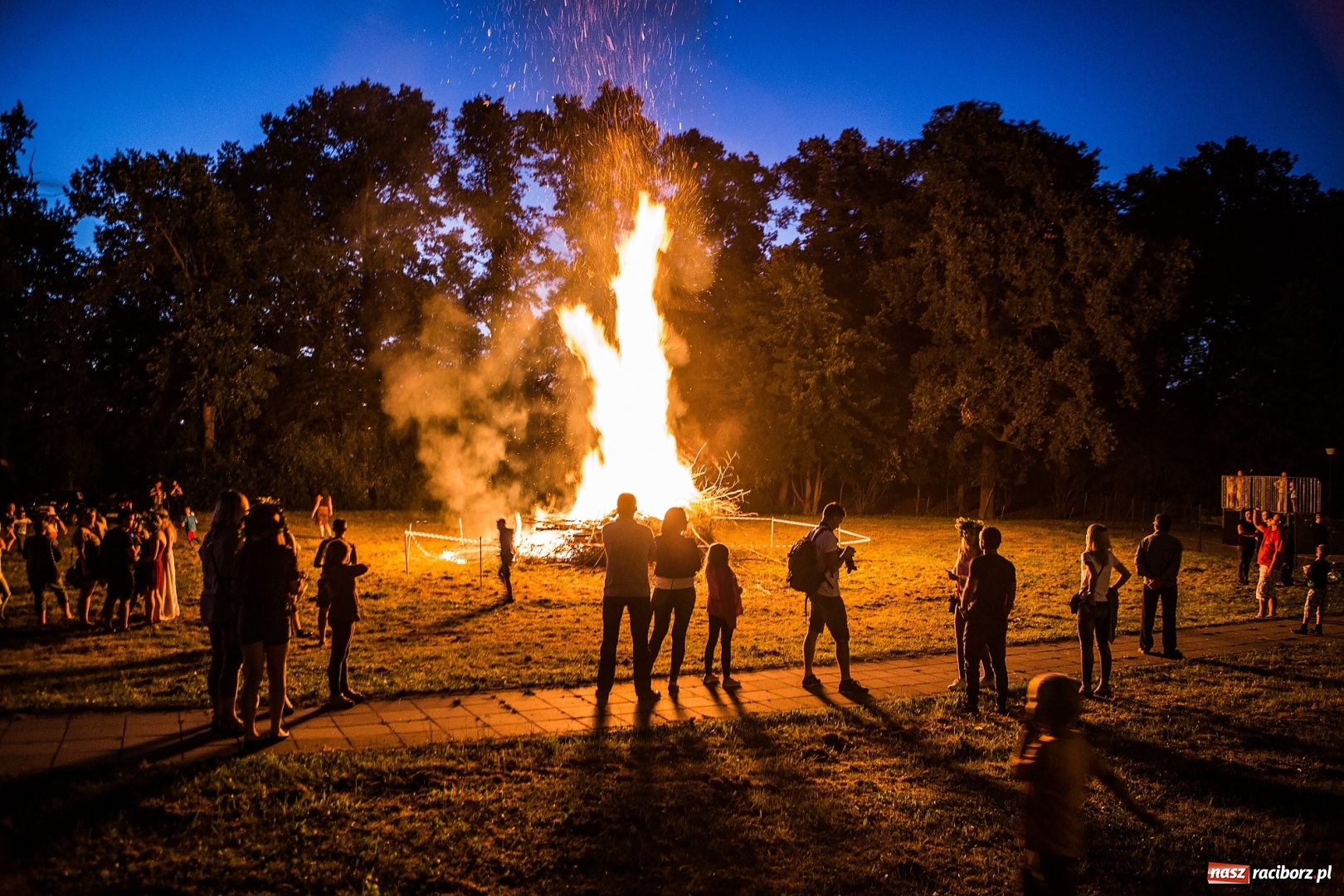Zdjęcie w galerii na portalu naszraciborz.pl: Wianki i piosenki o miłości, czyli Noc Świętojańska w Kornicach wiadomości z regionu