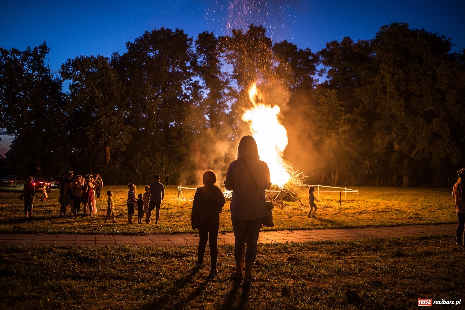 Zdjęcie w galerii na portalu naszraciborz.pl: Wianki i piosenki o miłości, czyli Noc Świętojańska w Kornicach wiadomości z regionu