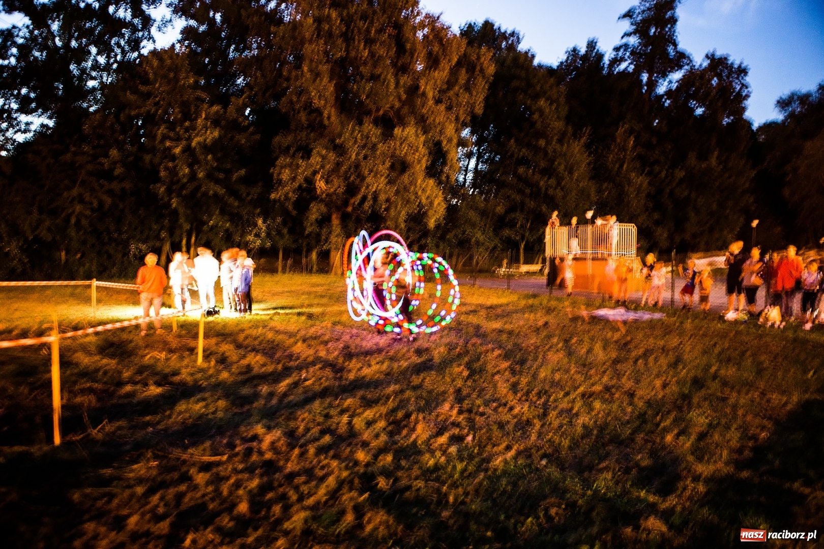 Zdjęcie w galerii na portalu naszraciborz.pl: Wianki i piosenki o miłości, czyli Noc Świętojańska w Kornicach wiadomości z regionu