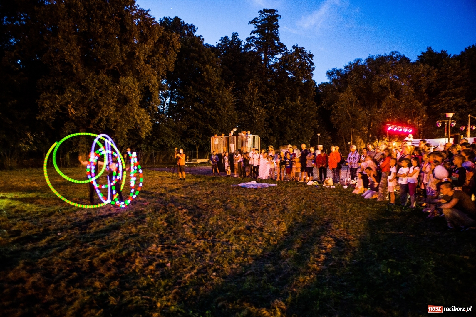 Zdjęcie w galerii na portalu naszraciborz.pl: Wianki i piosenki o miłości, czyli Noc Świętojańska w Kornicach wiadomości z regionu