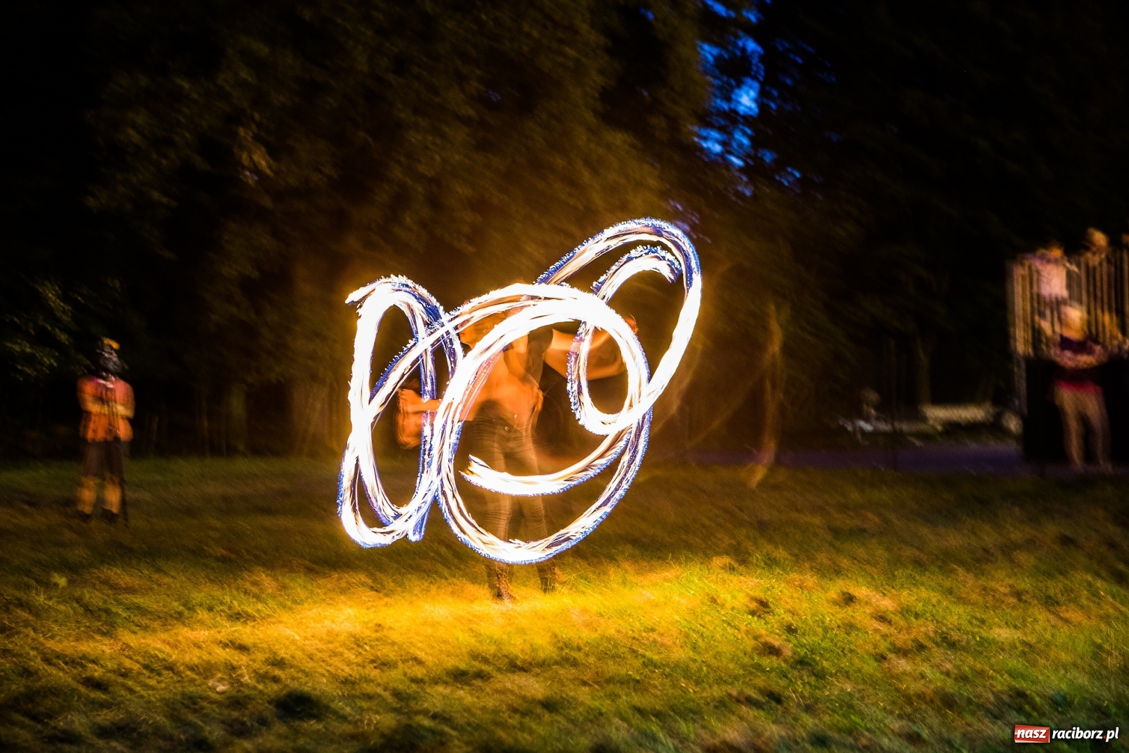 Zdjęcie w galerii na portalu naszraciborz.pl: Wianki i piosenki o miłości, czyli Noc Świętojańska w Kornicach wiadomości z regionu