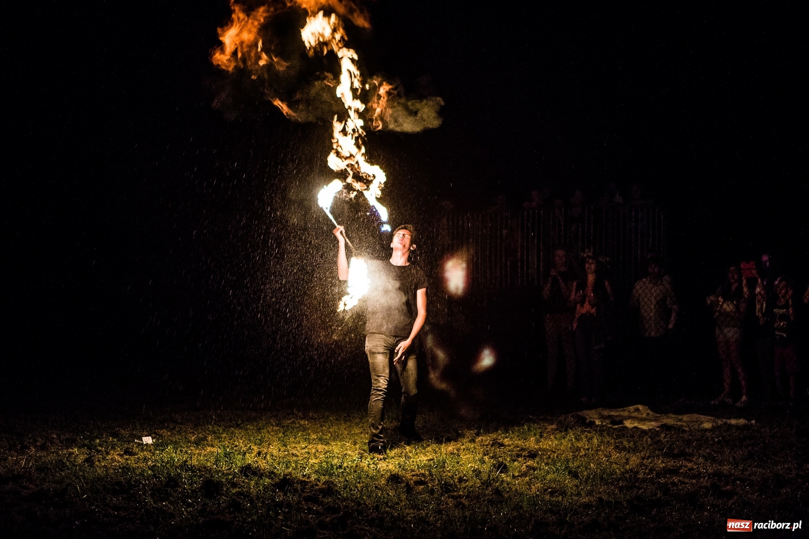 Zdjęcie w galerii na portalu naszraciborz.pl: Wianki i piosenki o miłości, czyli Noc Świętojańska w Kornicach wiadomości z regionu