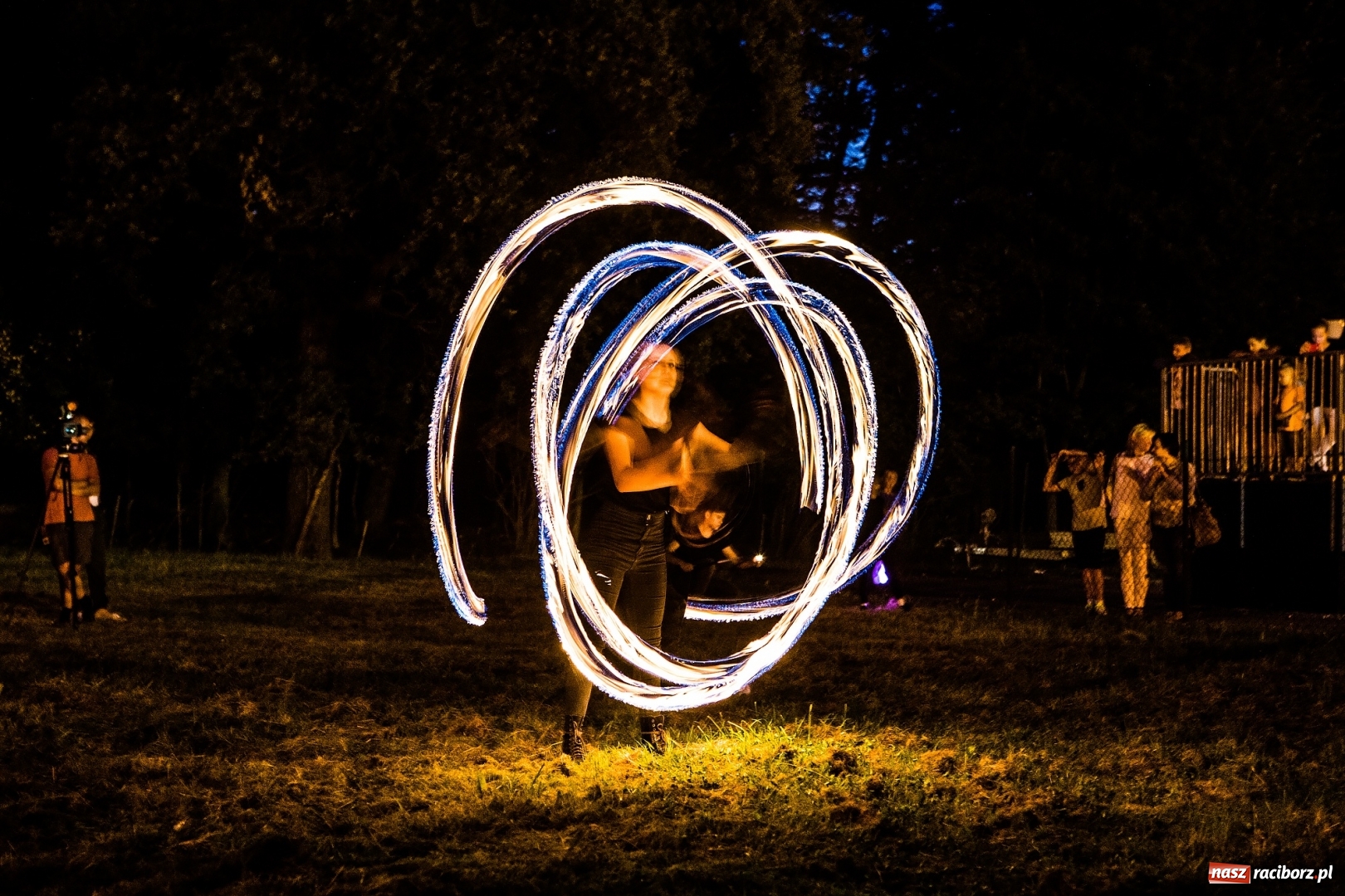 Zdjęcie w galerii na portalu naszraciborz.pl: Wianki i piosenki o miłości, czyli Noc Świętojańska w Kornicach wiadomości z regionu