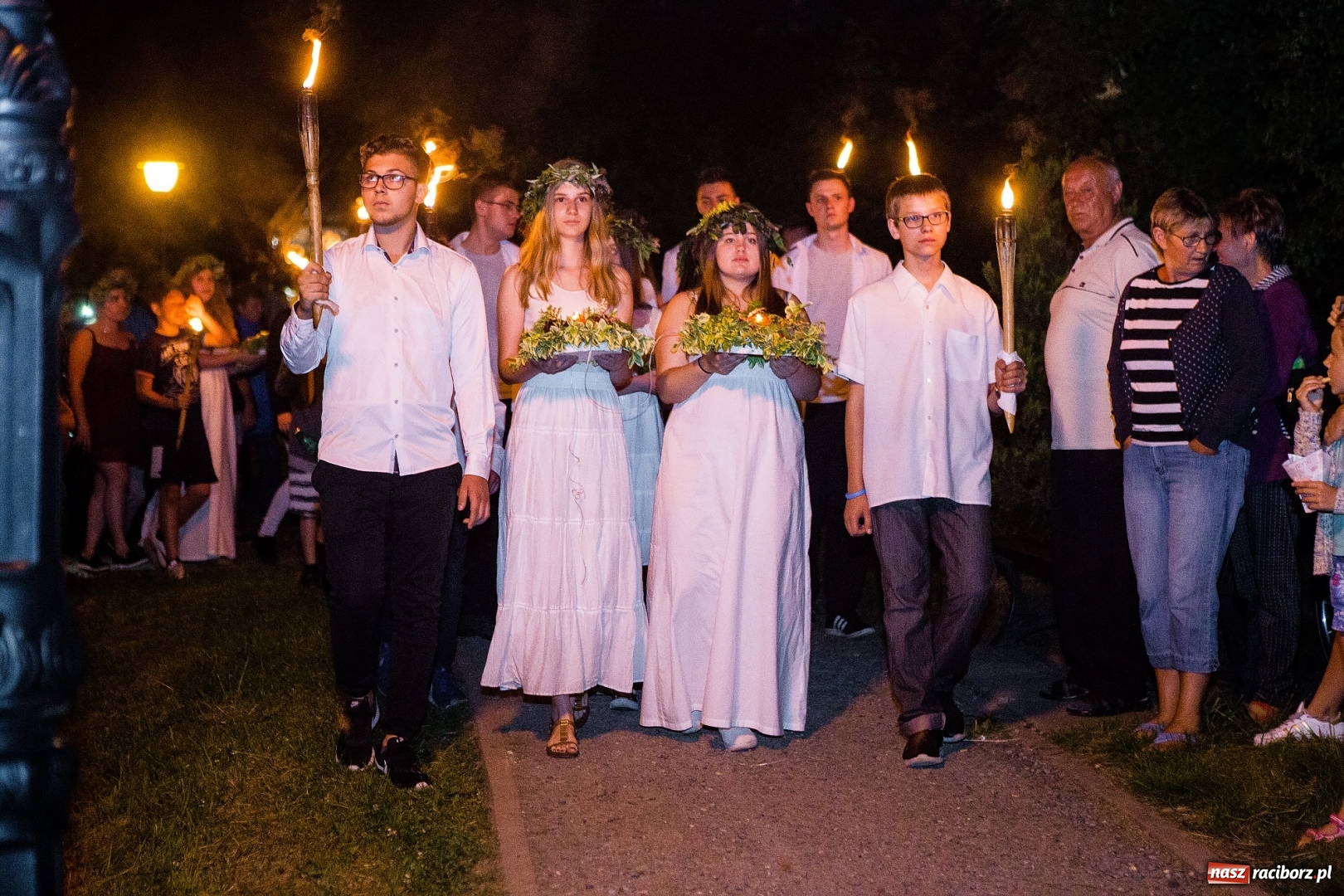 Zdjęcie w galerii na portalu naszraciborz.pl: Wianki i piosenki o miłości, czyli Noc Świętojańska w Kornicach wiadomości z regionu