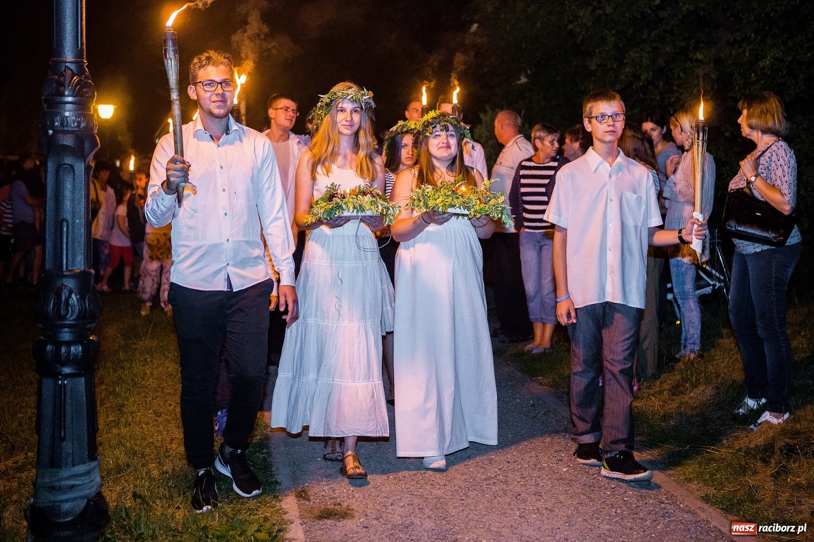 Zdjęcie w galerii na portalu naszraciborz.pl: Wianki i piosenki o miłości, czyli Noc Świętojańska w Kornicach wiadomości z regionu