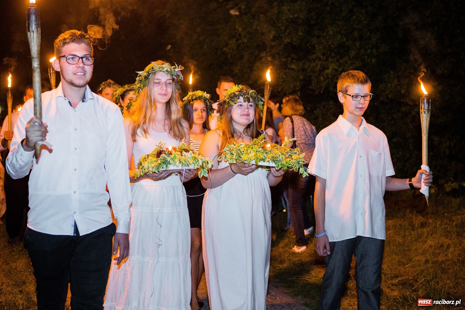 Zdjęcie w galerii na portalu naszraciborz.pl: Wianki i piosenki o miłości, czyli Noc Świętojańska w Kornicach wiadomości z regionu