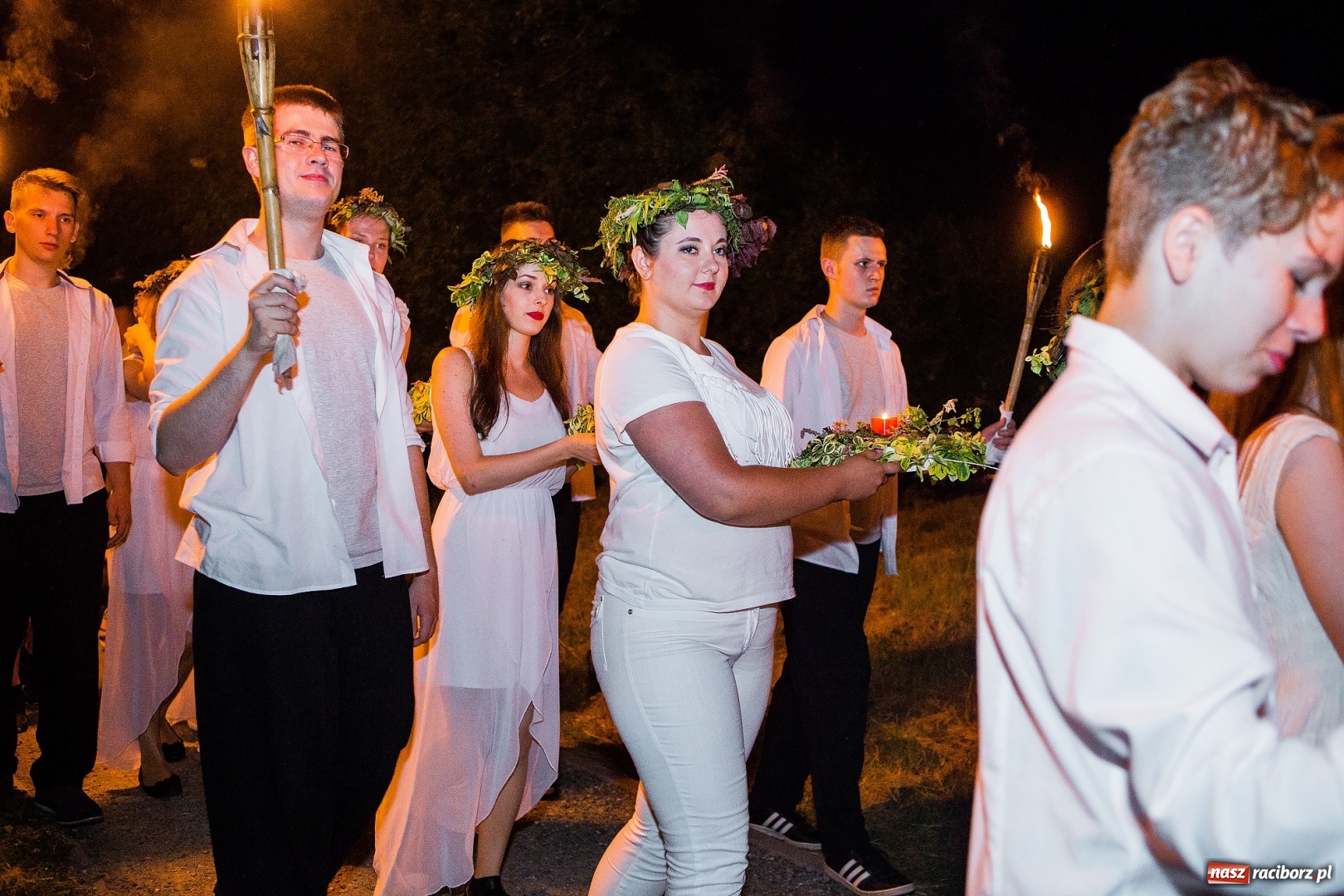 Zdjęcie w galerii na portalu naszraciborz.pl: Wianki i piosenki o miłości, czyli Noc Świętojańska w Kornicach wiadomości z regionu