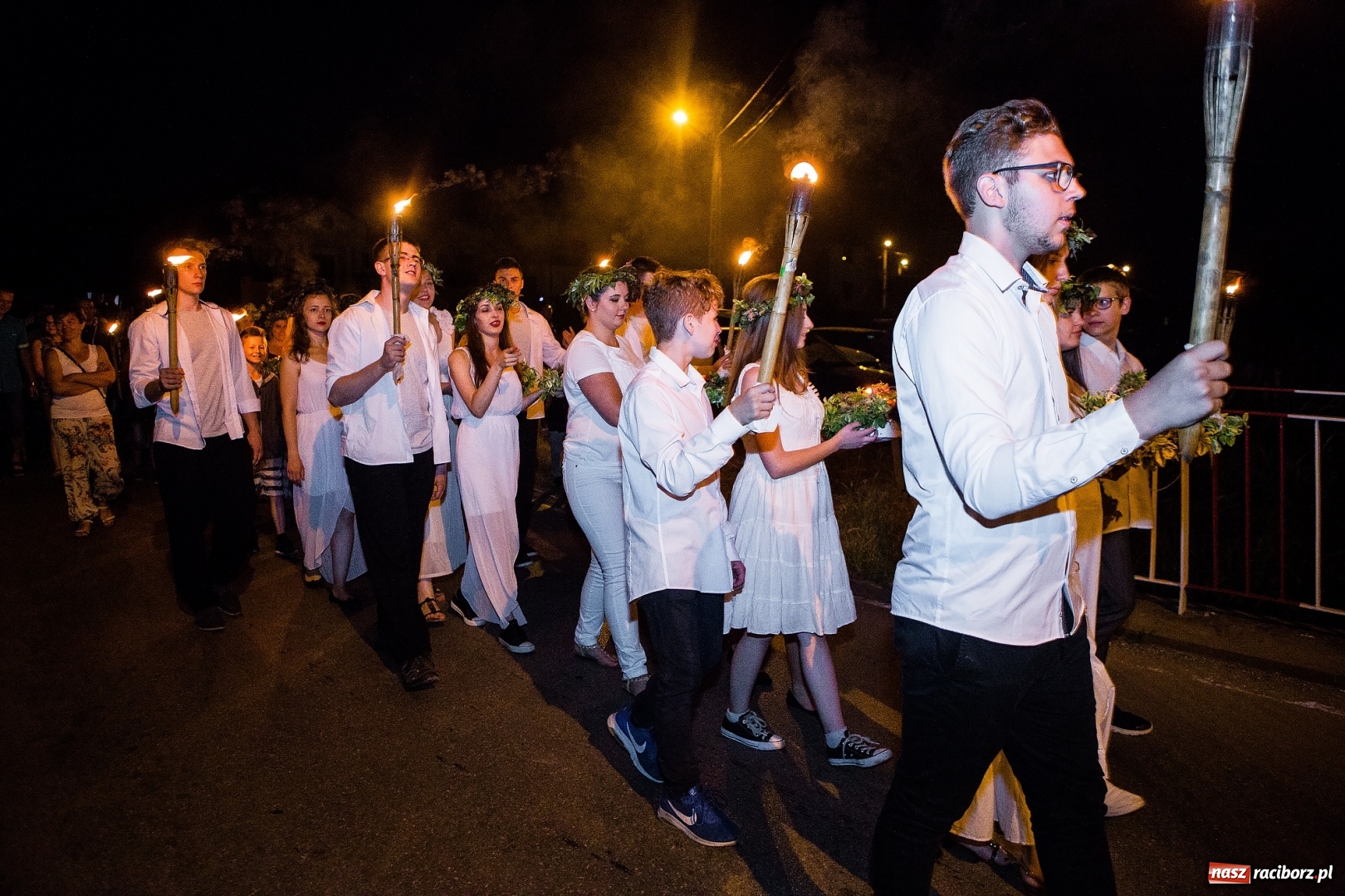 Zdjęcie w galerii na portalu naszraciborz.pl: Wianki i piosenki o miłości, czyli Noc Świętojańska w Kornicach wiadomości z regionu