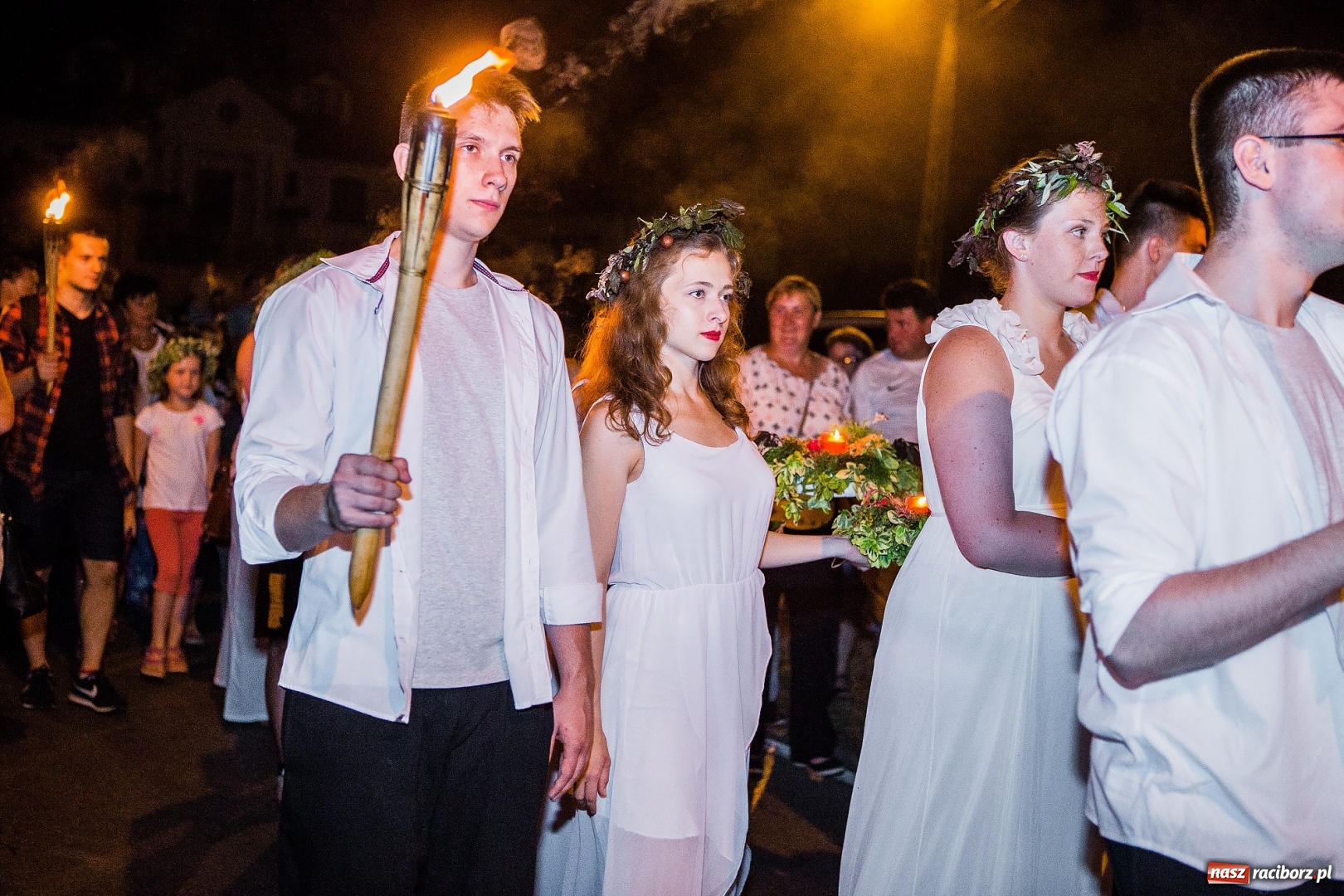 Zdjęcie w galerii na portalu naszraciborz.pl: Wianki i piosenki o miłości, czyli Noc Świętojańska w Kornicach wiadomości z regionu