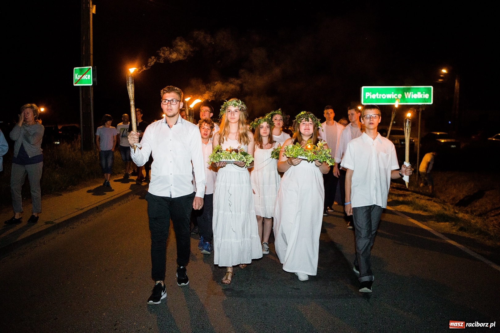 Zdjęcie w galerii na portalu naszraciborz.pl: Wianki i piosenki o miłości, czyli Noc Świętojańska w Kornicach wiadomości z regionu