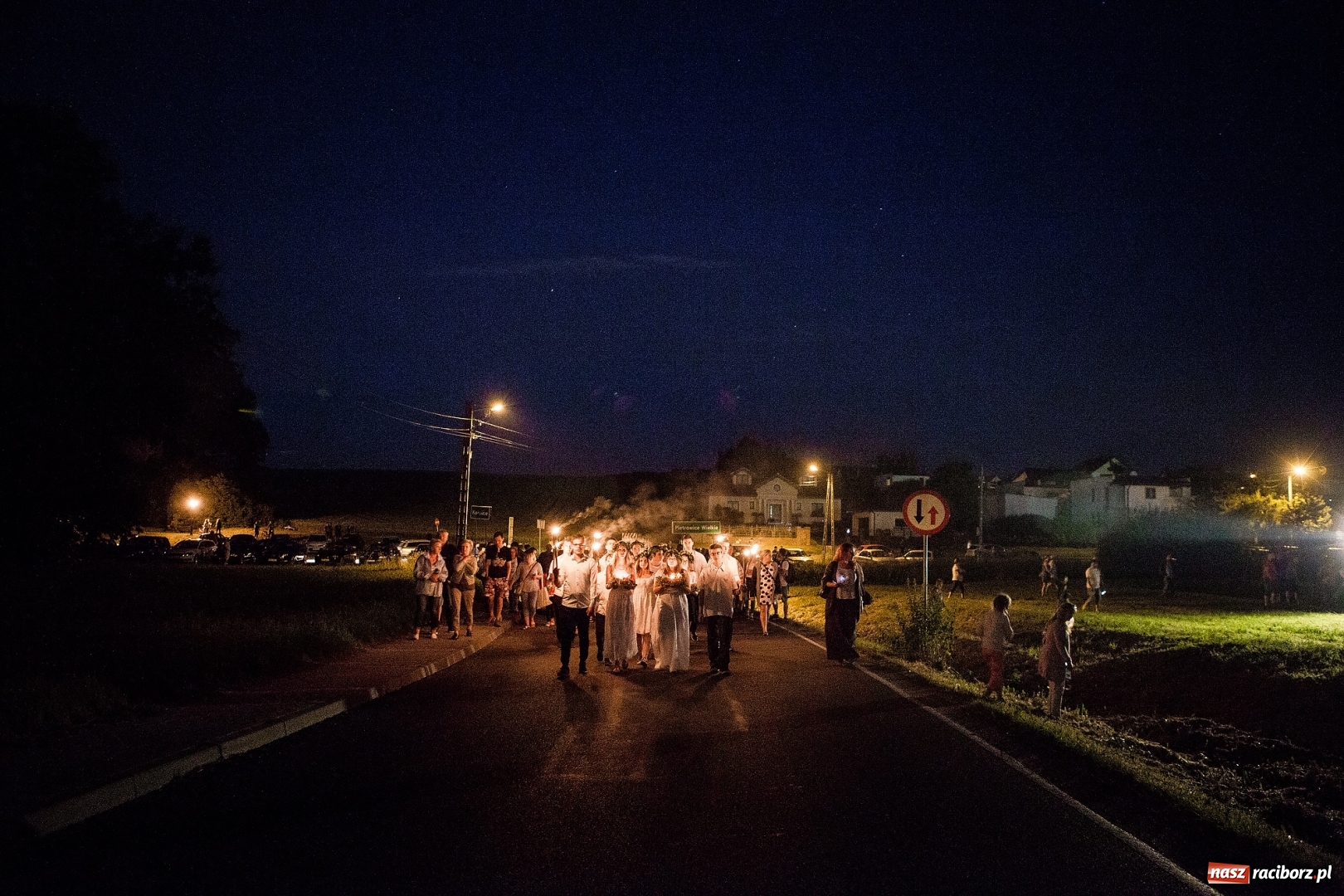 Zdjęcie w galerii na portalu naszraciborz.pl: Wianki i piosenki o miłości, czyli Noc Świętojańska w Kornicach wiadomości z regionu