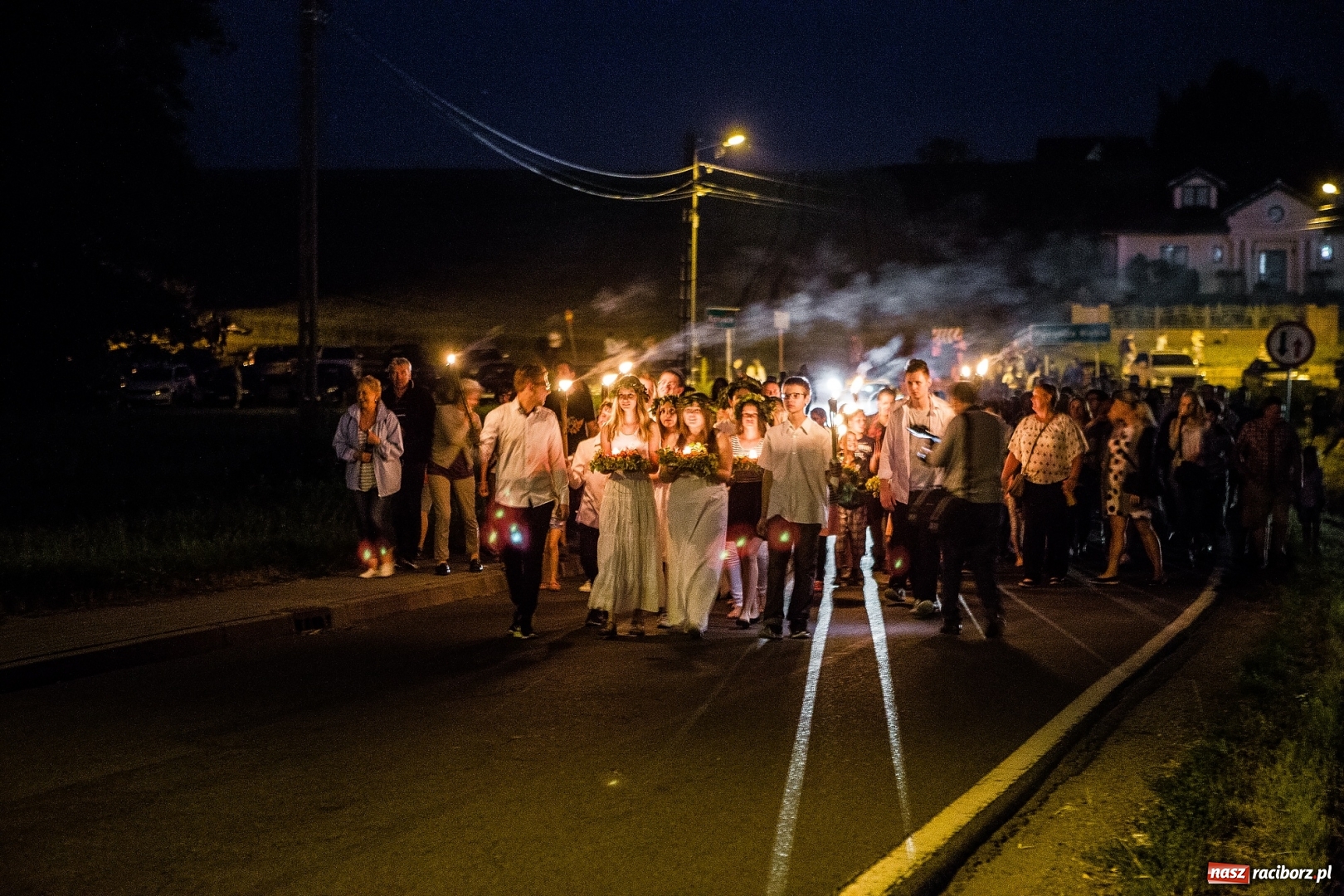 Zdjęcie w galerii na portalu naszraciborz.pl: Wianki i piosenki o miłości, czyli Noc Świętojańska w Kornicach wiadomości z regionu
