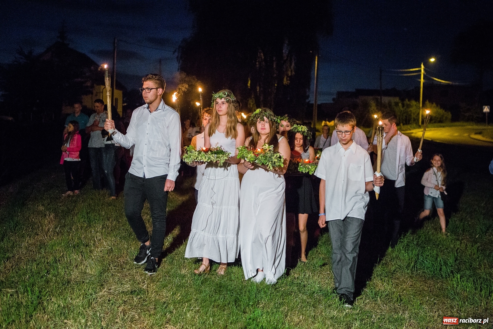 Zdjęcie w galerii na portalu naszraciborz.pl: Wianki i piosenki o miłości, czyli Noc Świętojańska w Kornicach wiadomości z regionu