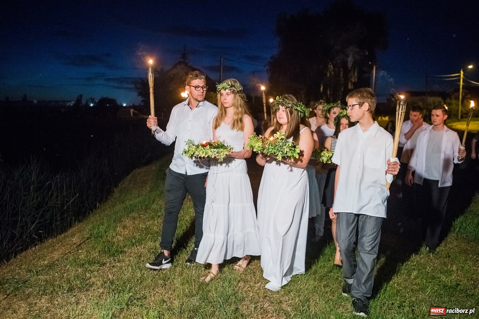 Zdjęcie w galerii na portalu naszraciborz.pl: Wianki i piosenki o miłości, czyli Noc Świętojańska w Kornicach wiadomości z regionu