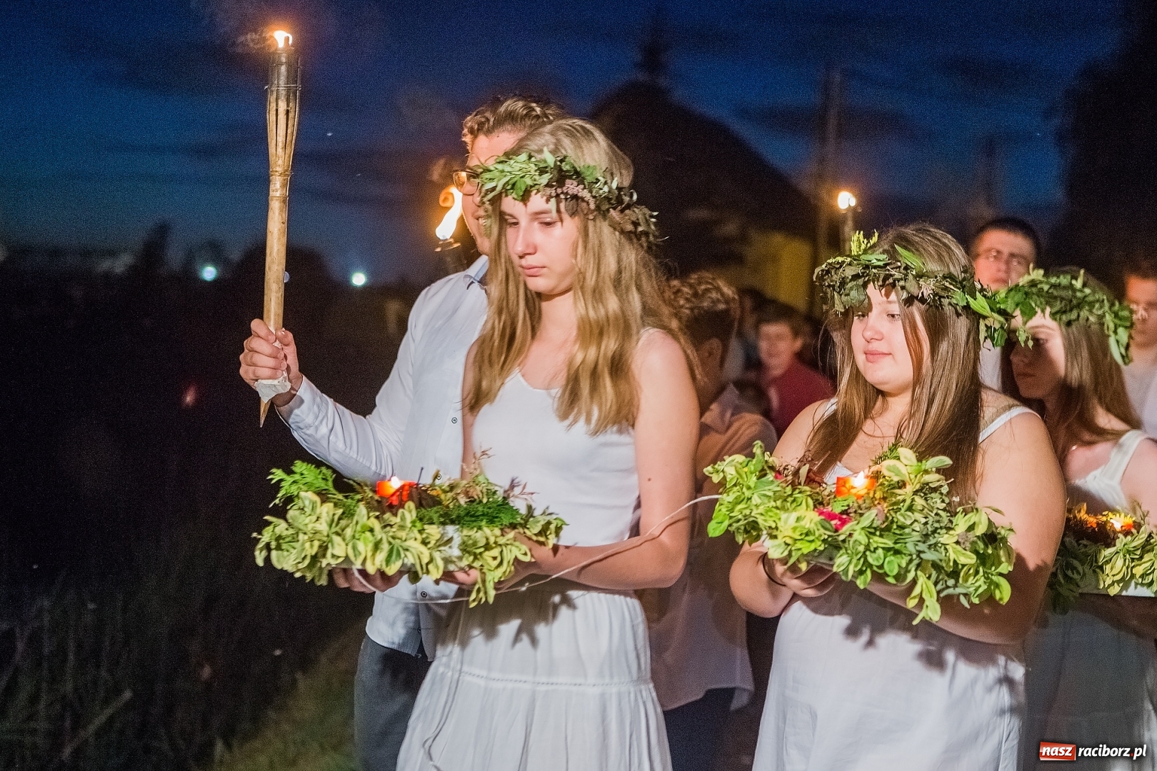 Zdjęcie w galerii na portalu naszraciborz.pl: Wianki i piosenki o miłości, czyli Noc Świętojańska w Kornicach wiadomości z regionu