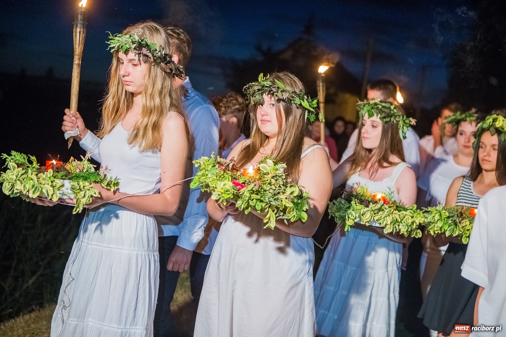Zdjęcie w galerii na portalu naszraciborz.pl: Wianki i piosenki o miłości, czyli Noc Świętojańska w Kornicach wiadomości z regionu