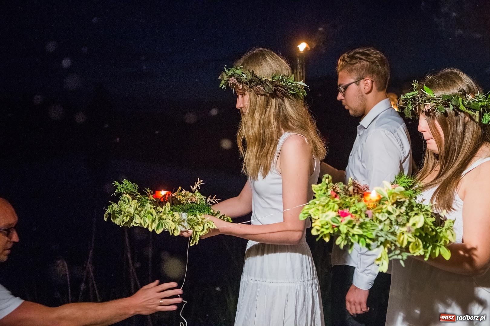 Zdjęcie w galerii na portalu naszraciborz.pl: Wianki i piosenki o miłości, czyli Noc Świętojańska w Kornicach wiadomości z regionu