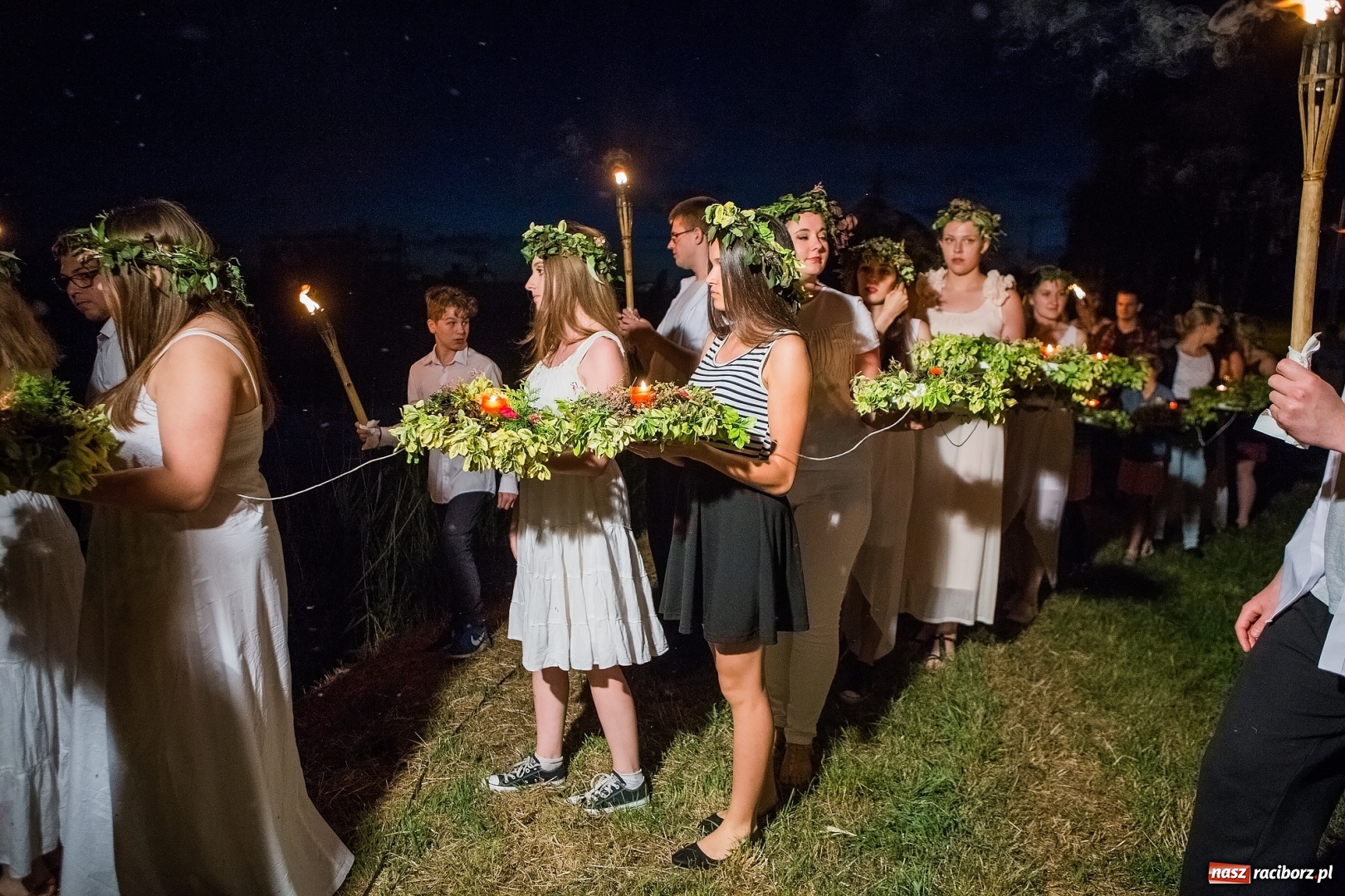 Zdjęcie w galerii na portalu naszraciborz.pl: Wianki i piosenki o miłości, czyli Noc Świętojańska w Kornicach wiadomości z regionu