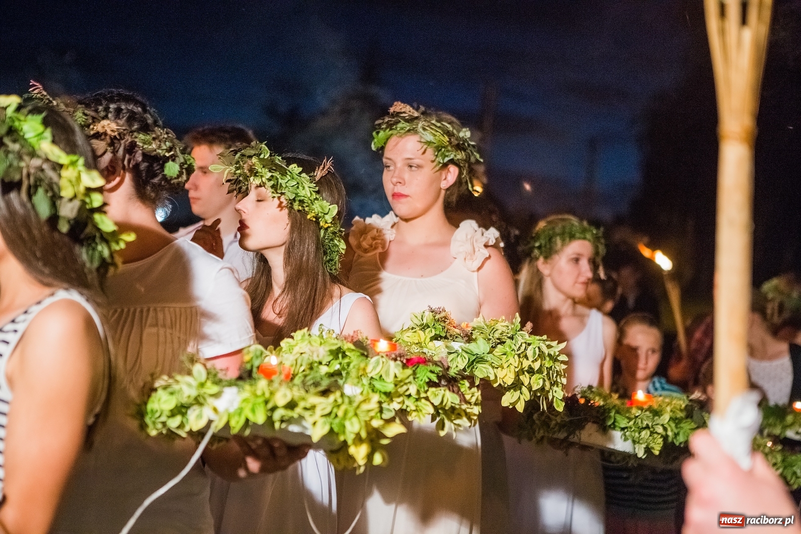 Zdjęcie w galerii na portalu naszraciborz.pl: Wianki i piosenki o miłości, czyli Noc Świętojańska w Kornicach wiadomości z regionu