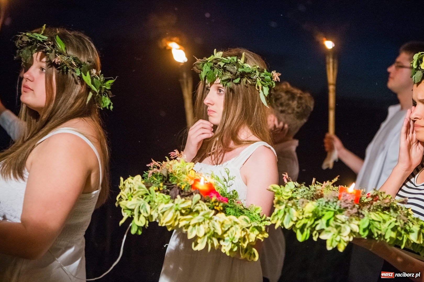 Zdjęcie w galerii na portalu naszraciborz.pl: Wianki i piosenki o miłości, czyli Noc Świętojańska w Kornicach wiadomości z regionu