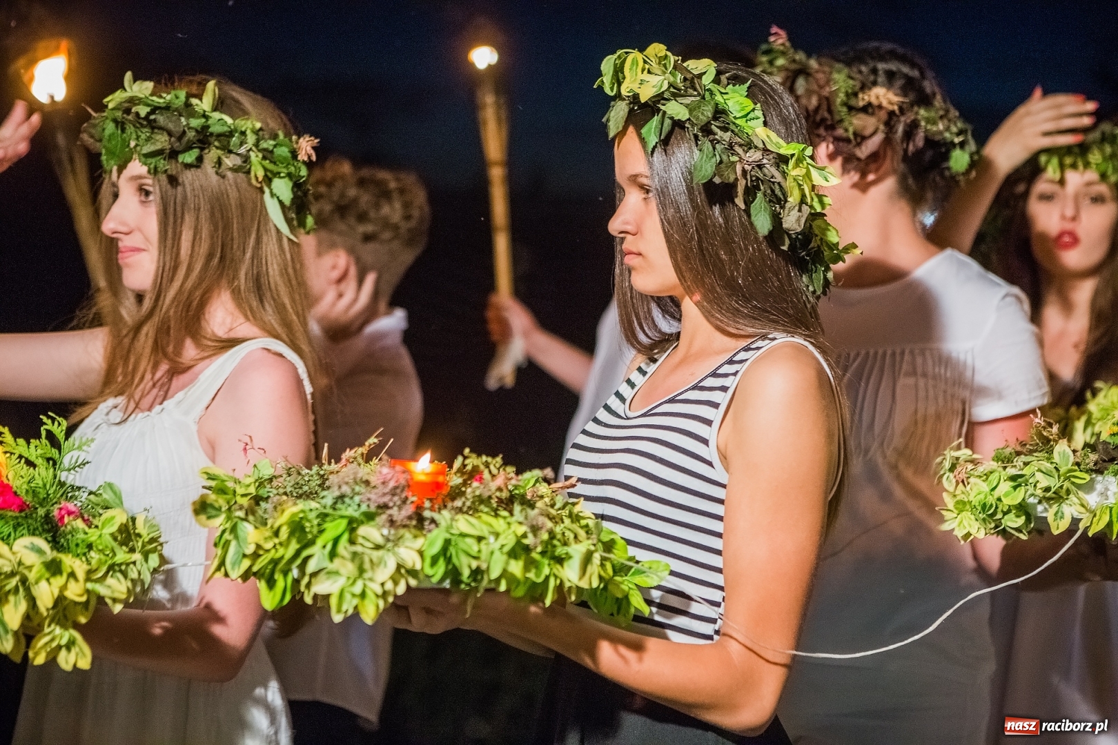 Zdjęcie w galerii na portalu naszraciborz.pl: Wianki i piosenki o miłości, czyli Noc Świętojańska w Kornicach wiadomości z regionu