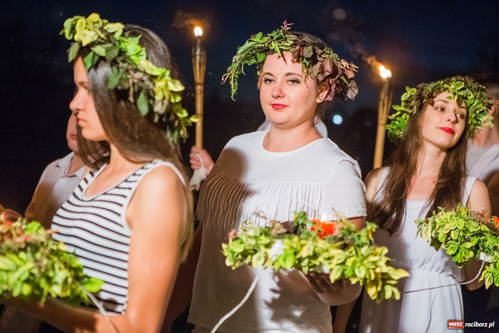 Zdjęcie w galerii na portalu naszraciborz.pl: Wianki i piosenki o miłości, czyli Noc Świętojańska w Kornicach wiadomości z regionu