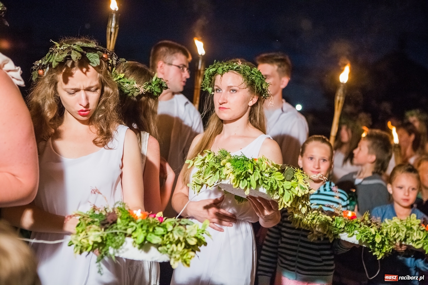 Zdjęcie w galerii na portalu naszraciborz.pl: Wianki i piosenki o miłości, czyli Noc Świętojańska w Kornicach wiadomości z regionu