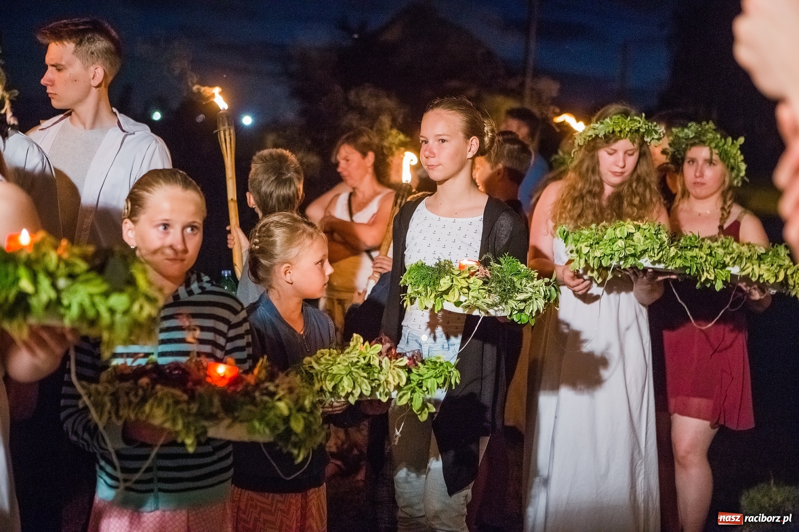 Zdjęcie w galerii na portalu naszraciborz.pl: Wianki i piosenki o miłości, czyli Noc Świętojańska w Kornicach wiadomości z regionu