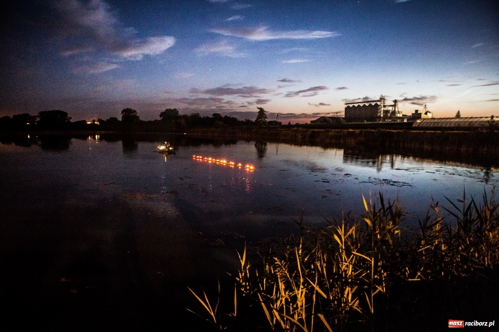 Zdjęcie w galerii na portalu naszraciborz.pl: Wianki i piosenki o miłości, czyli Noc Świętojańska w Kornicach wiadomości z regionu