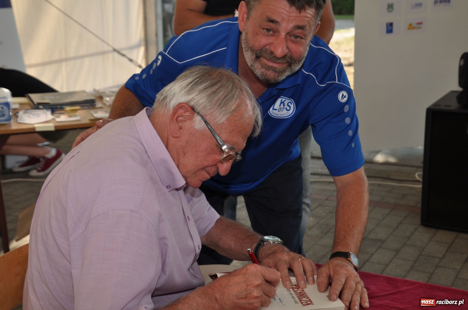 Zdjęcie w galerii na portalu naszraciborz.pl: Odznaczenie PZPN, ŚlZPN  i LZS dla działaczy LKS 07 Markowice wiadomości z regionu