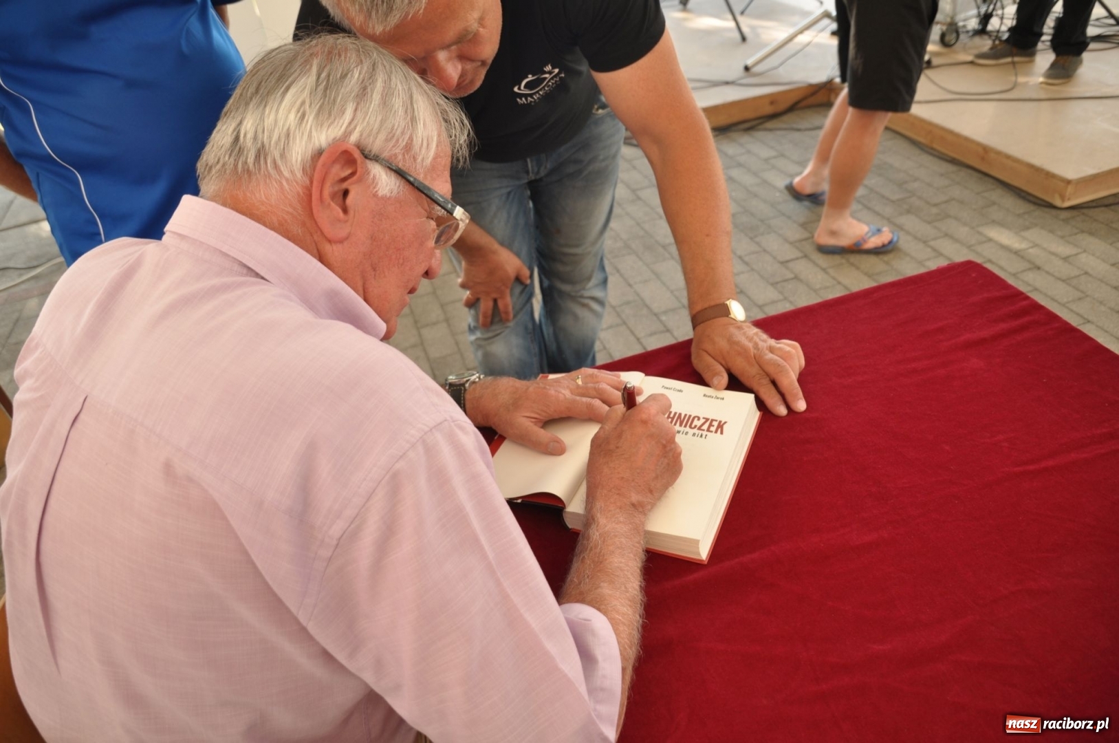 Zdjęcie w galerii na portalu naszraciborz.pl: Odznaczenie PZPN, ŚlZPN  i LZS dla działaczy LKS 07 Markowice wiadomości z regionu