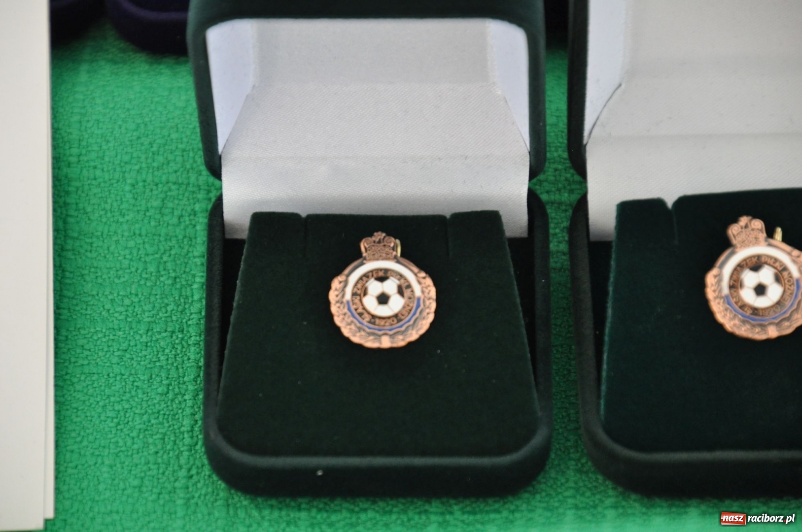 Zdjęcie w galerii na portalu naszraciborz.pl: Odznaczenie PZPN, ŚlZPN  i LZS dla działaczy LKS 07 Markowice wiadomości z regionu