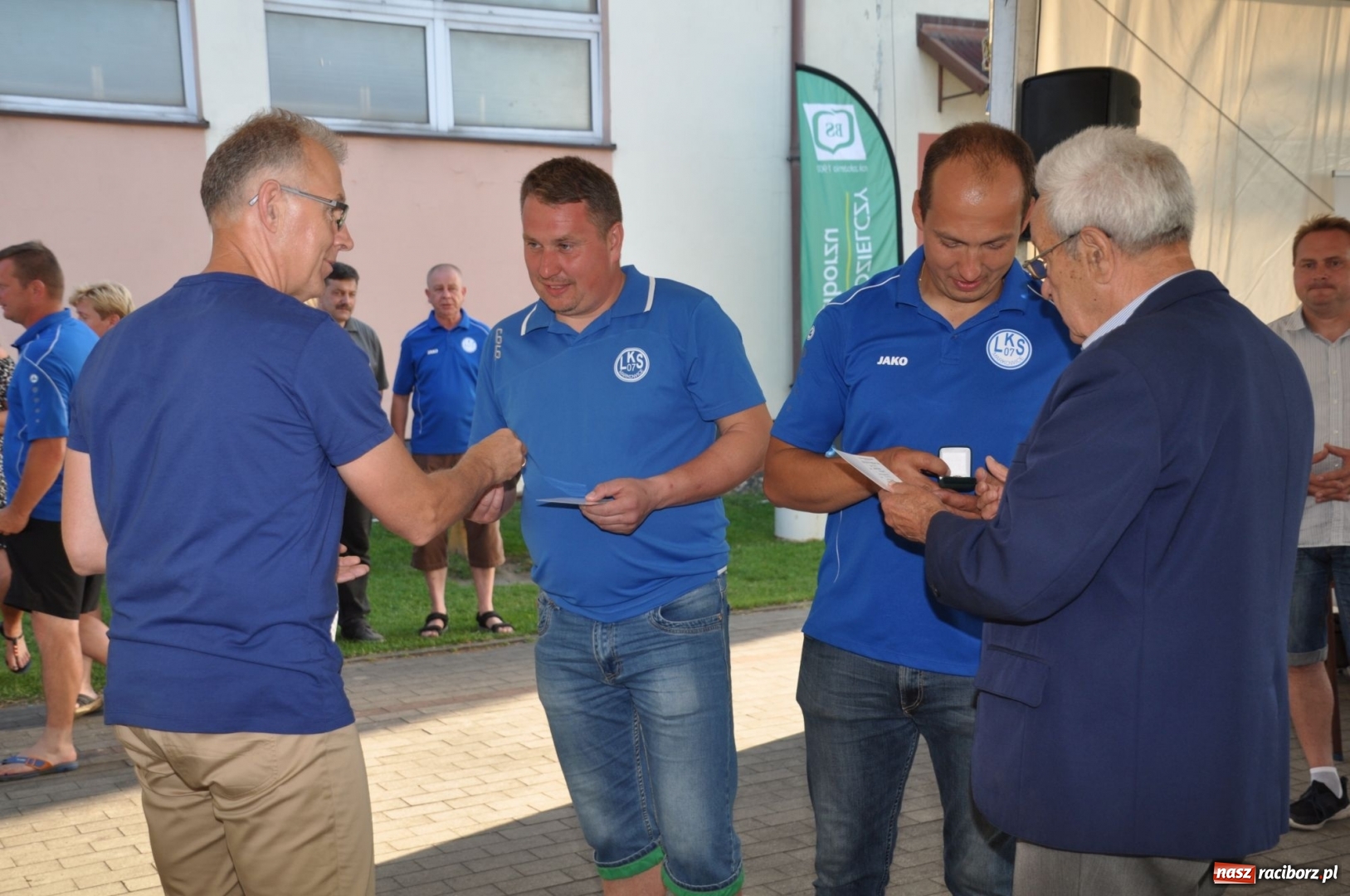 Zdjęcie w galerii na portalu naszraciborz.pl: Odznaczenie PZPN, ŚlZPN  i LZS dla działaczy LKS 07 Markowice wiadomości z regionu