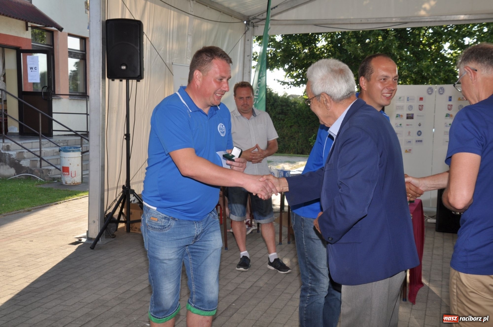 Zdjęcie w galerii na portalu naszraciborz.pl: Odznaczenie PZPN, ŚlZPN  i LZS dla działaczy LKS 07 Markowice wiadomości z regionu