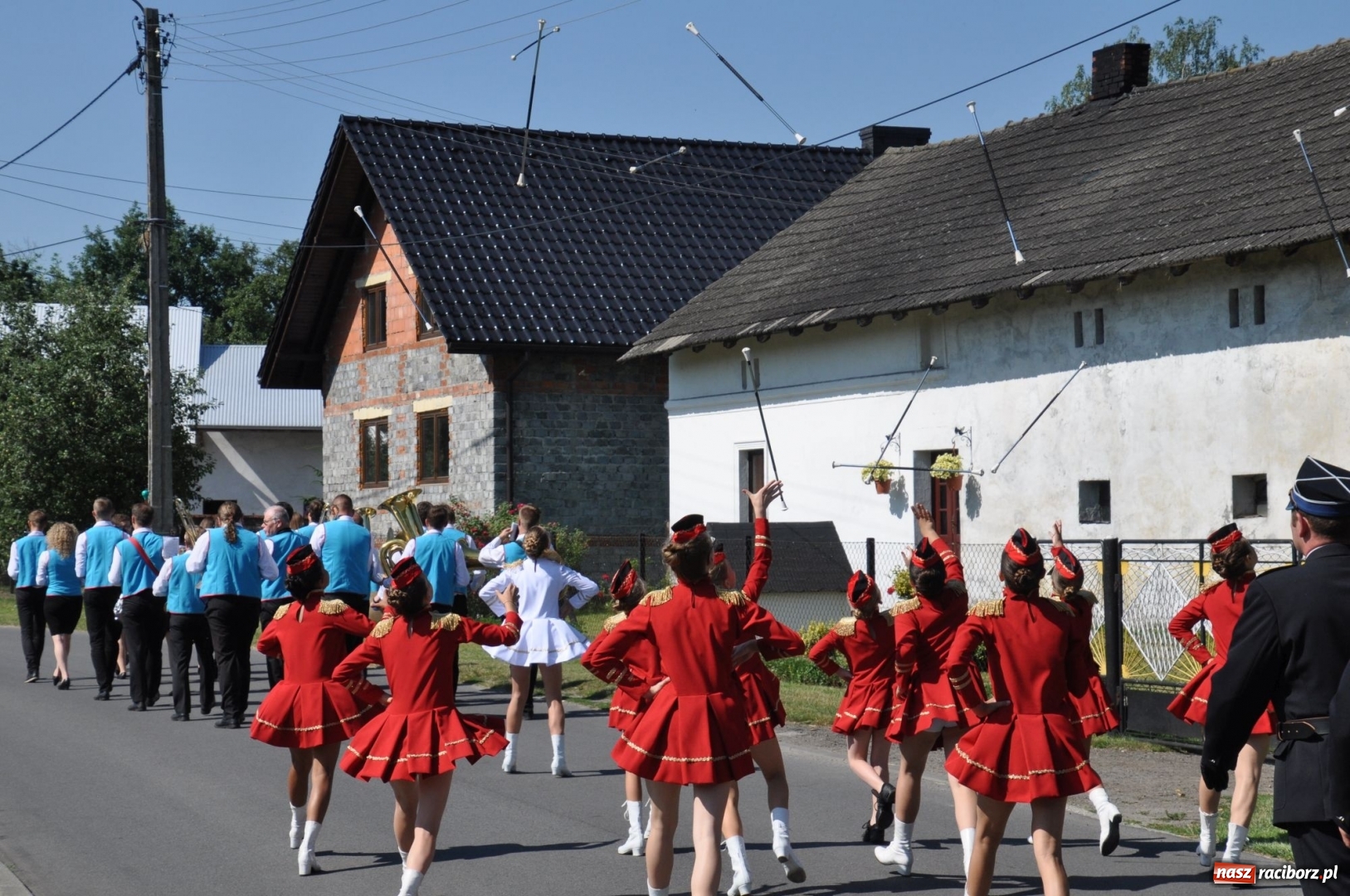 Zdjęcie w galerii na portalu naszraciborz.pl: Nowa remiza dla OSP Babice na 115. urodziny. Uroczyste poświęcenie budynków i pojazdów wiadomości z regionu