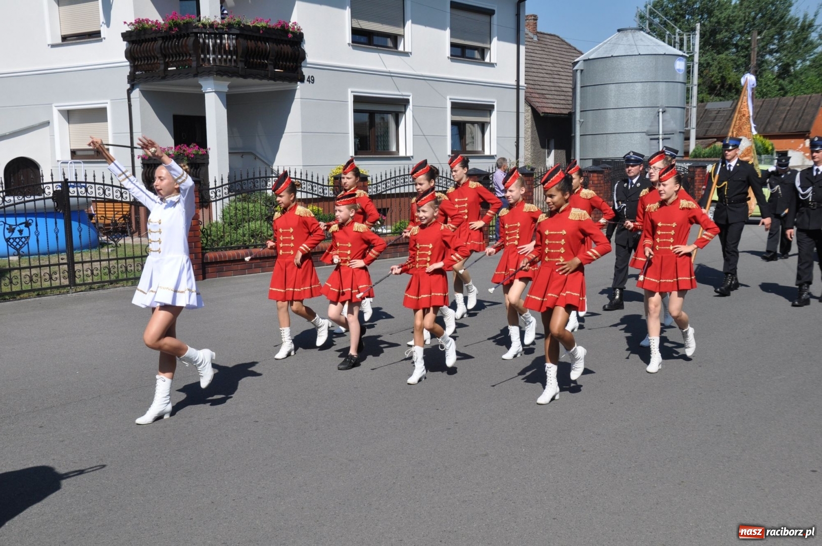 Zdjęcie w galerii na portalu naszraciborz.pl: Nowa remiza dla OSP Babice na 115. urodziny. Uroczyste poświęcenie budynków i pojazdów wiadomości z regionu
