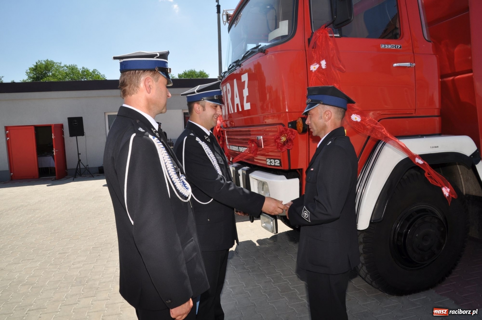 Zdjęcie w galerii na portalu naszraciborz.pl: Nowa remiza dla OSP Babice na 115. urodziny. Uroczyste poświęcenie budynków i pojazdów wiadomości z regionu